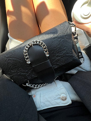 "Moving on" shoulder bag